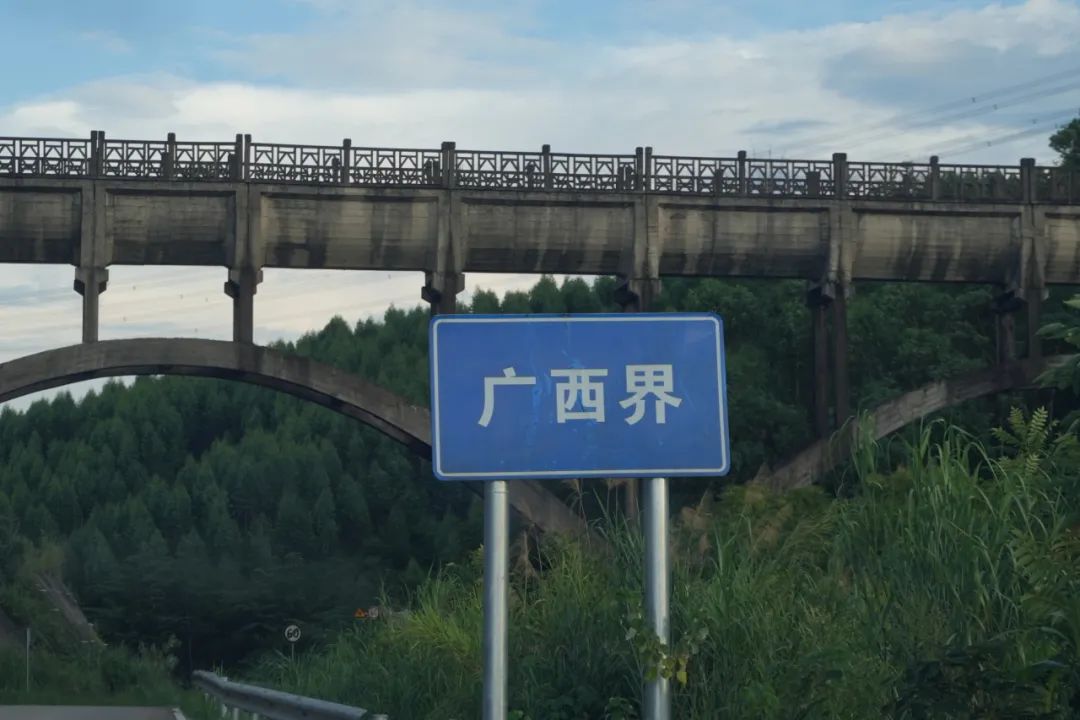 DƬ